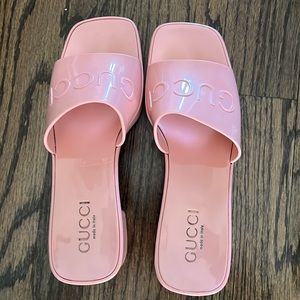 Gucci pink sandals